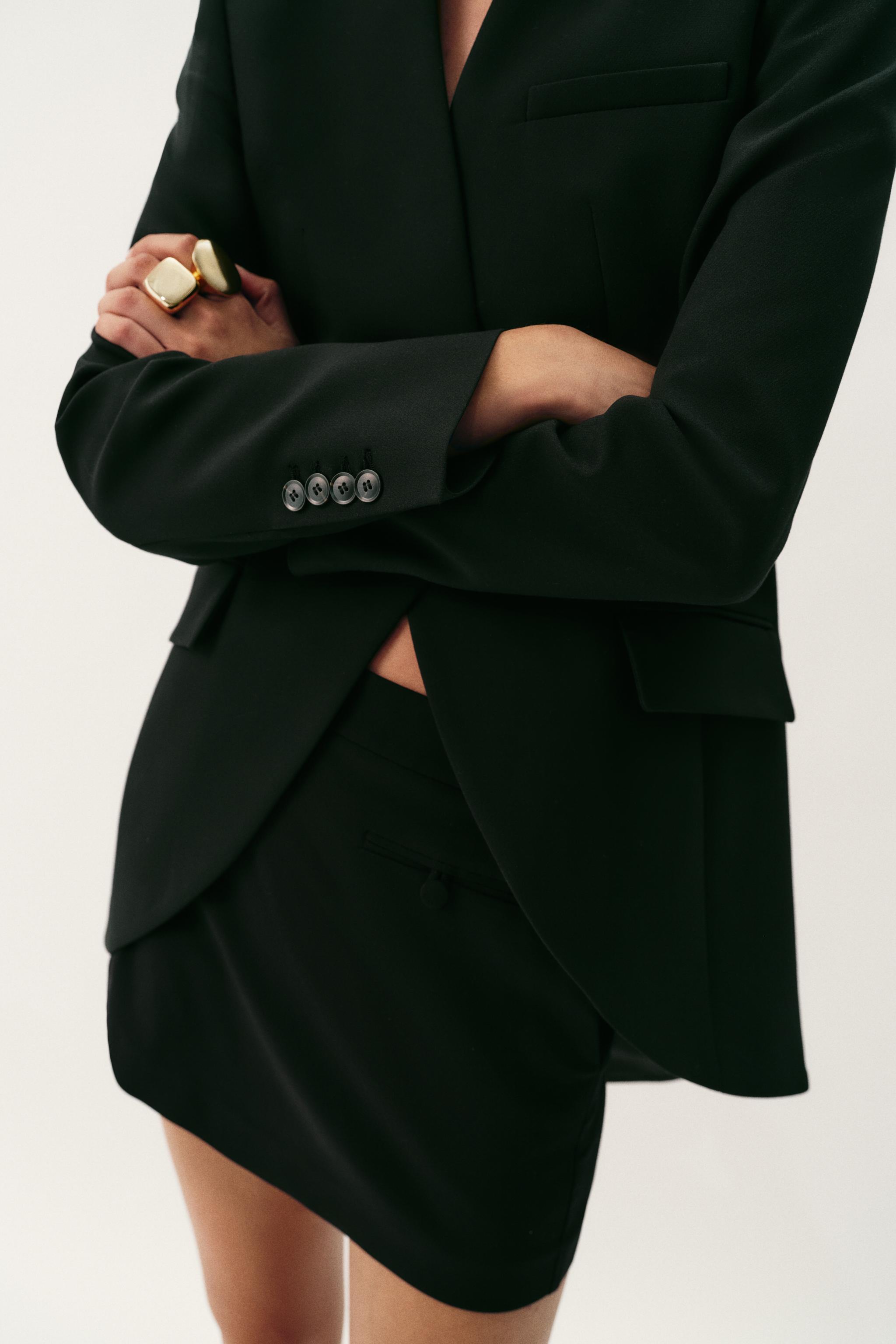 BLAZER AJUSTÉE ASYMÉTRIQUE À ÉPAULETTES